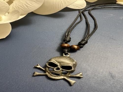 قلادة بتصميم جمجمه