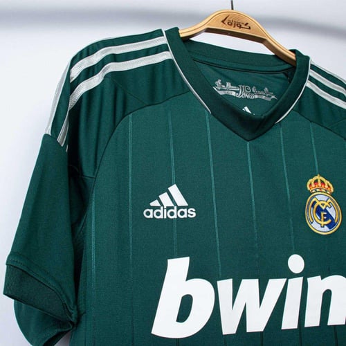 تيشرت ريال مدريد الكلاسيكي الثالث لموسم 2012 بشعار...