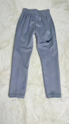 بنطلون رياضي للجنسين يحتوي على علامة نايك رمادي