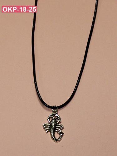 قلادة على شكل عقرب