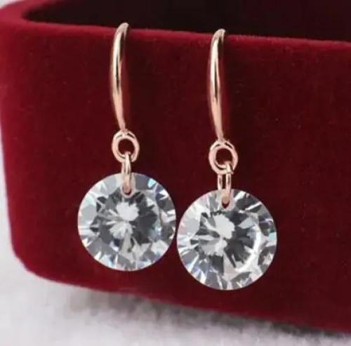 اقراط نسائية عصرية