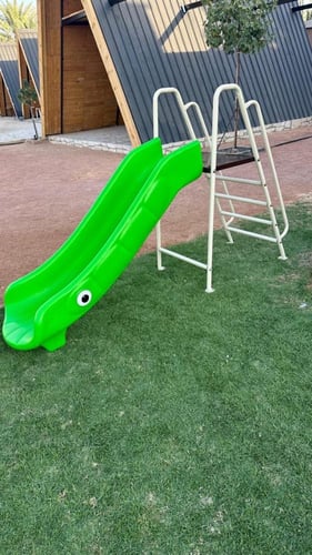 زحليقة بلاستيكية صغيرة بسلم