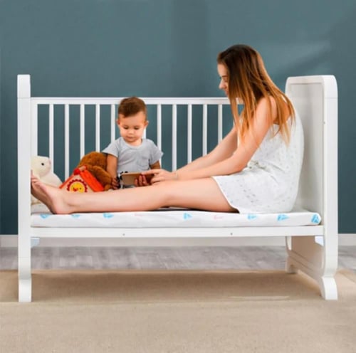 سرير أطفال متعدد الاستخدامات