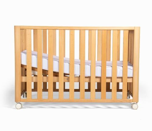 سرير الأطفال الخشبي