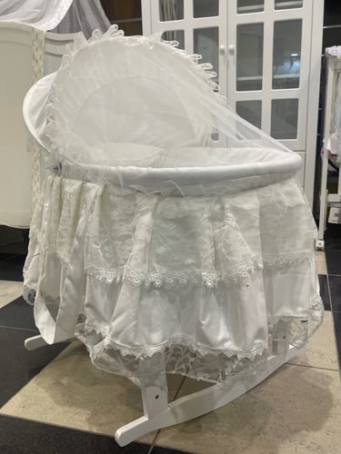 سلة موسى بالدانتيل مع ستاند