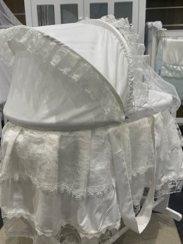 سلة موسى بالدانتيل مع ستاند