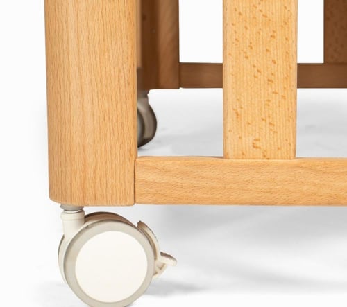 سرير الأطفال الخشبي