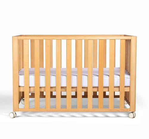 سرير الأطفال الخشبي