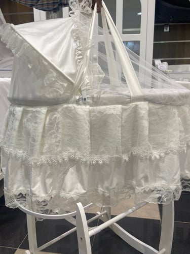 سلة موسى بالدانتيل مع ستاند