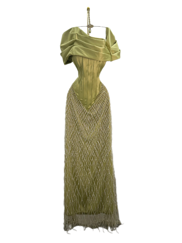 فستان سهرة تفاحي بتصميم راقٍ