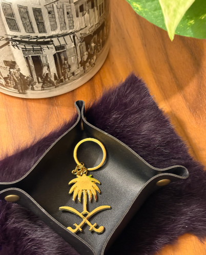 Golden keychain with two swords and a palm tree