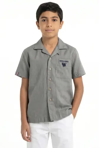 Olive-colored linen shirt for boys, with a comfortable fit.