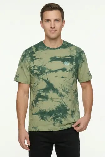 Men's olive green t-shirt, with a comfortable fit