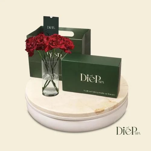 Gift Package with Roses (Gift Box + Vase of Red Ro...