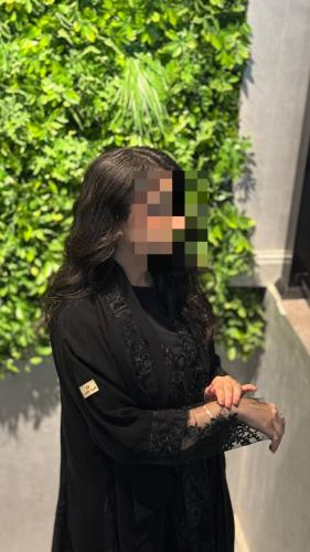 عباية سوداء فاخرة بتصميم كلاسيكي راقٍ، بقماش سراميك مزينة بدانتيل فاخر