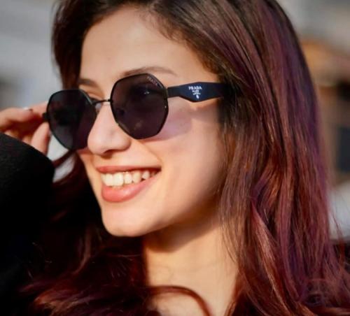 نظارة برادا بإطار أسود
