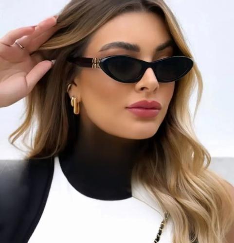 نظارة ميو ميو باللون الأسود ولوقو ذهبي