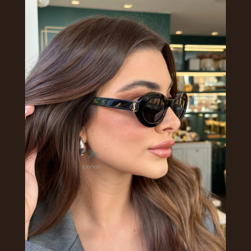 نظارة سان لوران بإطار اسود مع لوقو ذهبي