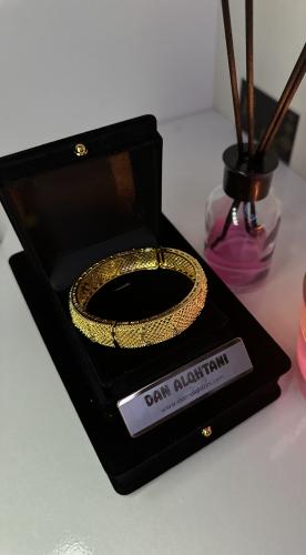 اسوارة ذهبية مطلبيه لونها مايل للاصفرار كالذهب اله...