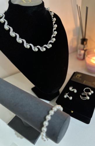 طقم مجوهرات كبير من اللؤلؤ الأنيق الفاخر باللون ال...