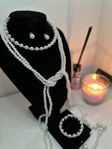 طقم مجوهرات مكون من قلادة عنق وسلسلة طويله واسوارة...