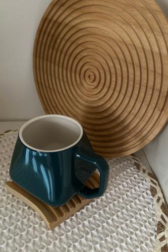 كوب مع قاعدة خشبية مميزة بتصميم مميز