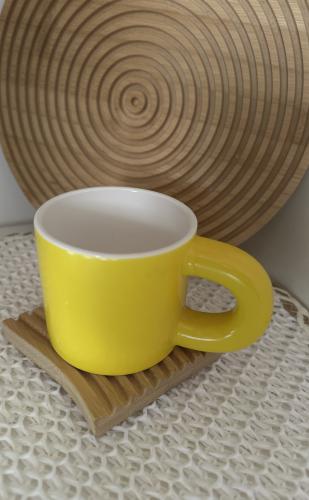 كوب مع قاعدة خشبية مميزة بتصميم مميز