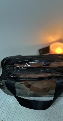 حقيبة مع مشط وقطن وطوق لعمل المكياج وربطتان