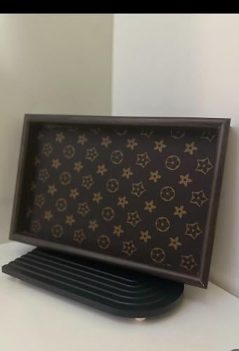 صحن خشبي مميز بتصميمه المشابه لماركة شهيرة