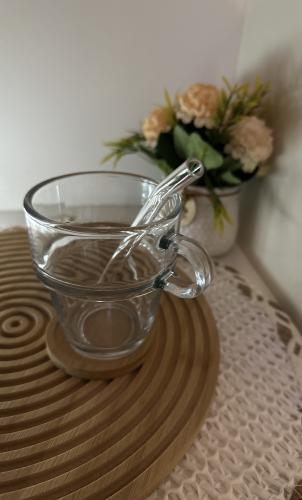 كوب مع قاعدة خشبية ومصاص