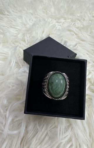 خاتم رجالي مميز بزركون اخضر مع علبة جميله للهدايا