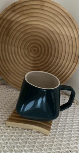 كوب مع قاعدة خشبية مميزة بتصميم مميز