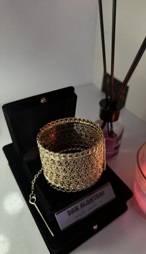 اسوارة ذهبية مطلبيه لونها مميز كالذهب