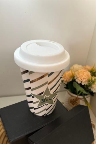 كوب مصنوع من الفخار مميز بتصميمه بغطاء قابل للتمدد