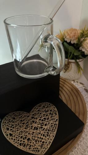 كوب مع قاعدة قلب ومصاص ..