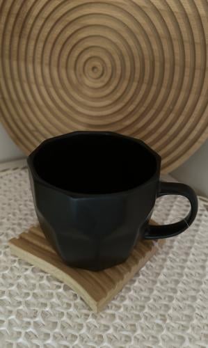 كوب مع قاعدة خشبية مميزة بتصميم مميز