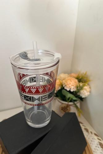 كوب زجاجي بمصاصه مميز بنقشاته التراثية باللون العن...