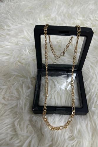 قلادة ذهبية عتيقة بتصميم مميز مع علبة بسيطه للهداي...