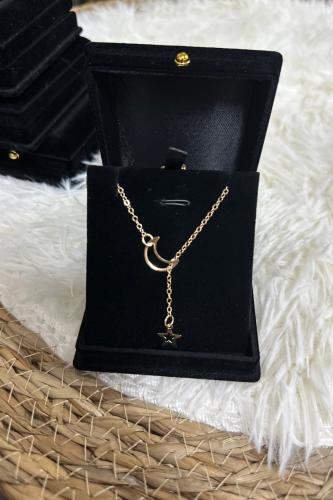 قلادة ذهبية عتيقة بتصميم مميز مع علبة مميزة للهداي...