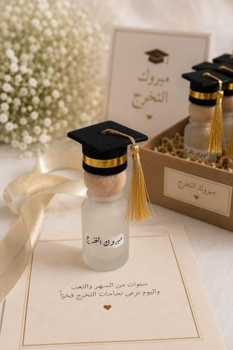 لحظة التخرج – مسك احتفالي بقبعة التخرج الأنيقة