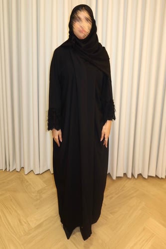 Black Abaya | العباية السوداء