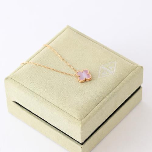 عقد ذهب عيار 18