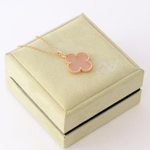 عقد ذهب عيار 18