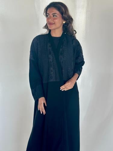 عبايه كريب اسود ودانتيلN250