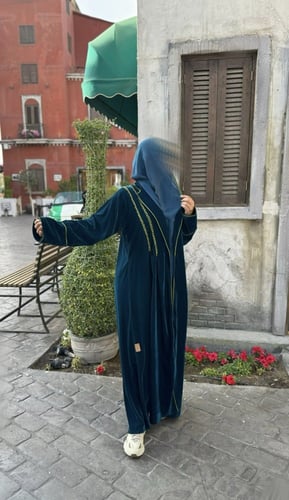 مخمل تركواز قصة كلوش مع كسرات وتطريز أخضر