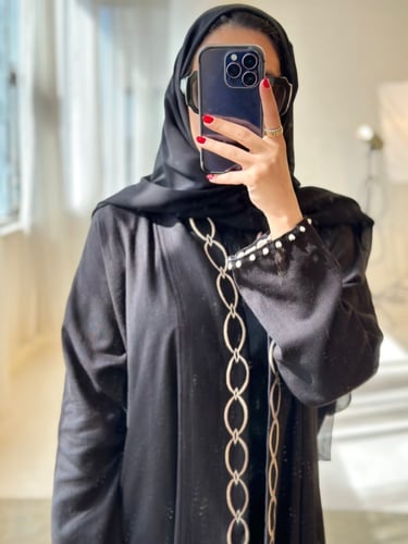 لنن اسود بقصة ياقه عريضه ومطرزه