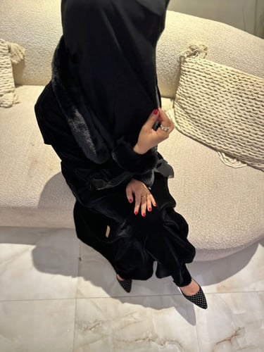 مخمل اسود مع قطع شامواه و فرو