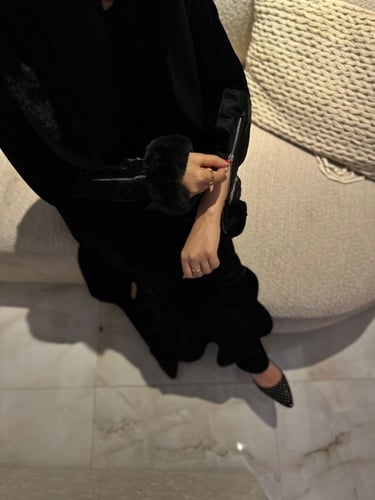 مخمل اسود مع قطع شامواه و فرو