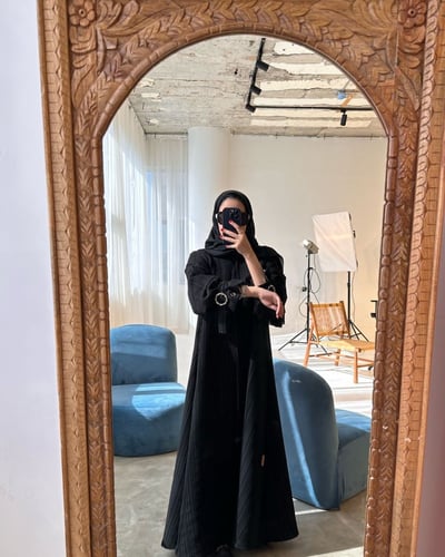 كريب اسود مقلم بأسود مع أكمام بف