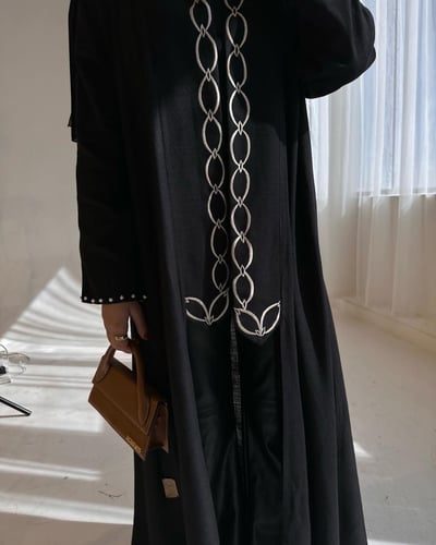 لنن اسود بقصة ياقه عريضه ومطرزه